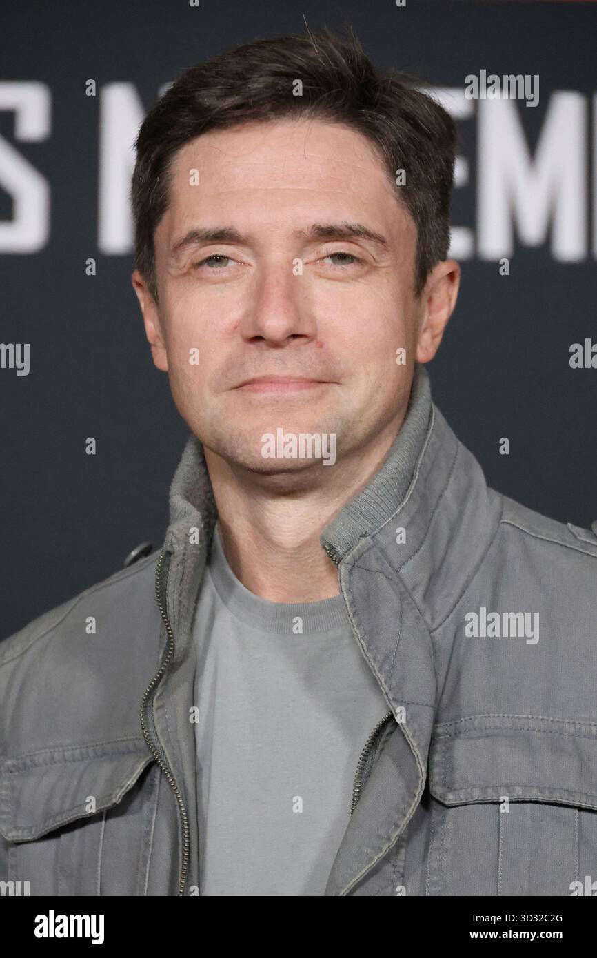November 2025, Los Angeles, Kalifornien, USA: Topher Grace bei der Weltpremiere der 20th Century Studios Predator: Badlands im TCL Chinese Theatre IMAX (Credit Image: © Nina Prommer/ZUMA Press Wire) NUR REDAKTIONELLE VERWENDUNG! Nicht für kommerzielle ZWECKE! Stockfoto