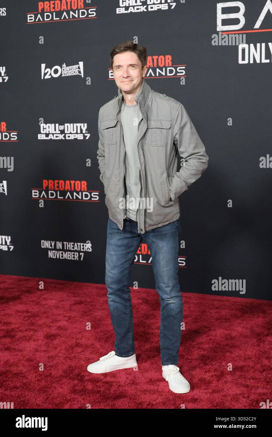 November 2025, Los Angeles, Kalifornien, USA: Topher Grace bei der Weltpremiere der 20th Century Studios Predator: Badlands im TCL Chinese Theatre IMAX (Credit Image: © Nina Prommer/ZUMA Press Wire) NUR REDAKTIONELLE VERWENDUNG! Nicht für kommerzielle ZWECKE! Stockfoto