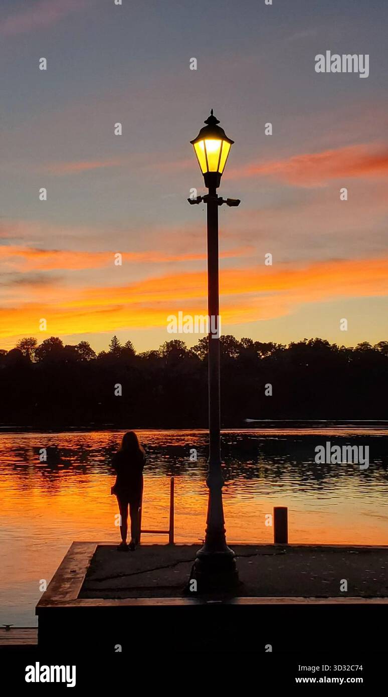 Lady beobachtet den Sonnenuntergang auf dem niagara-Fluss. Stockfoto