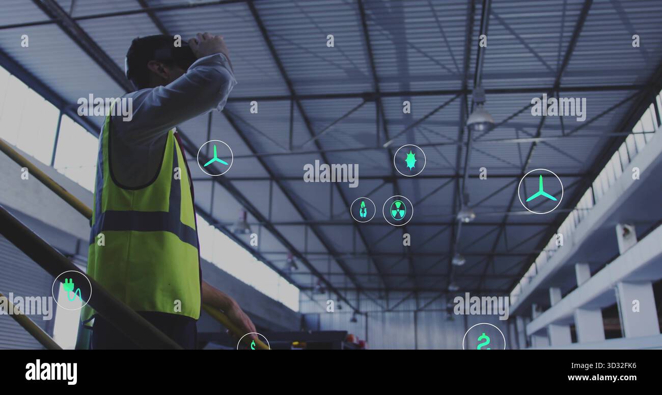 Scannen eines Ingenieurs, der schwimmende Symbole auf Stahltreppen im Lager sieht, mit Sicherheitsweste und Kopierraum Stockfoto