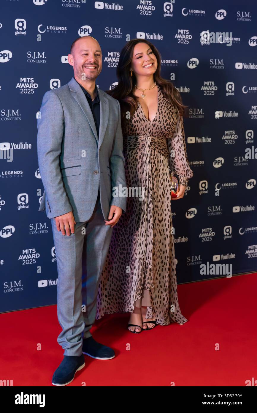 London, Vereinigtes Königreich. November 2025. Jason King und Kelly Brook kommen im Grosvenor für die Music Industry Trust Awards an. Cristina Massei/Alamy Live News Stockfoto