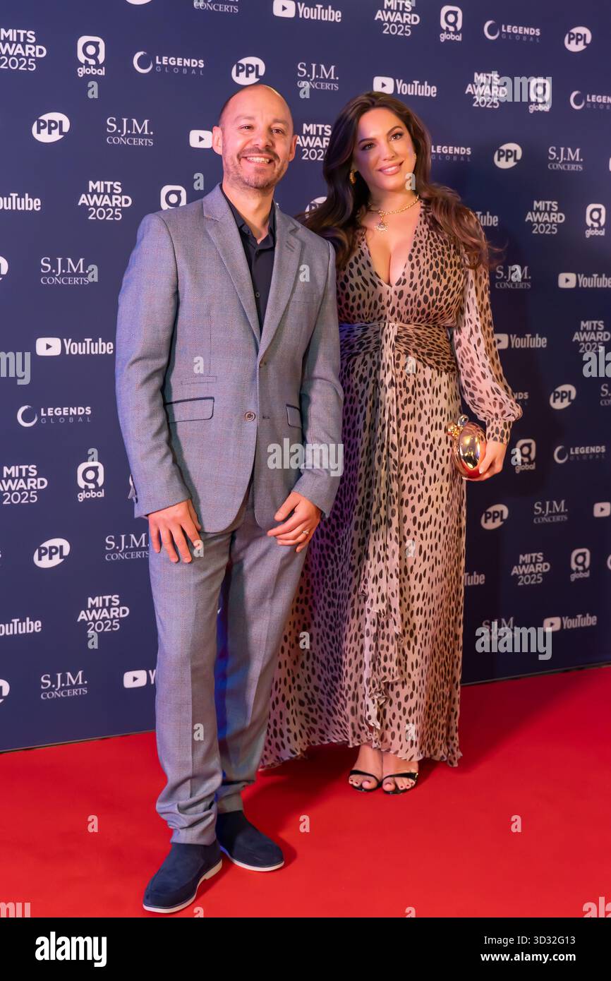 London, Vereinigtes Königreich. November 2025. Jason King und Kelly Brook kommen im Grosvenor für die Music Industry Trust Awards an. Cristina Massei/Alamy Live News Stockfoto