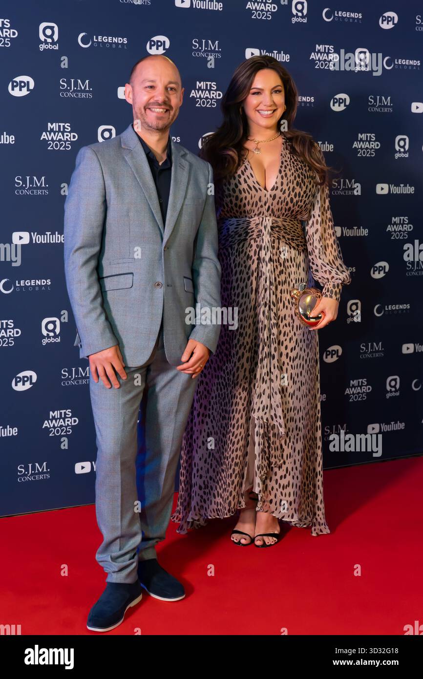 London, Vereinigtes Königreich. November 2025. Jason King und Kelly Brook kommen im Grosvenor für die Music Industry Trust Awards an. Cristina Massei/Alamy Live News Stockfoto