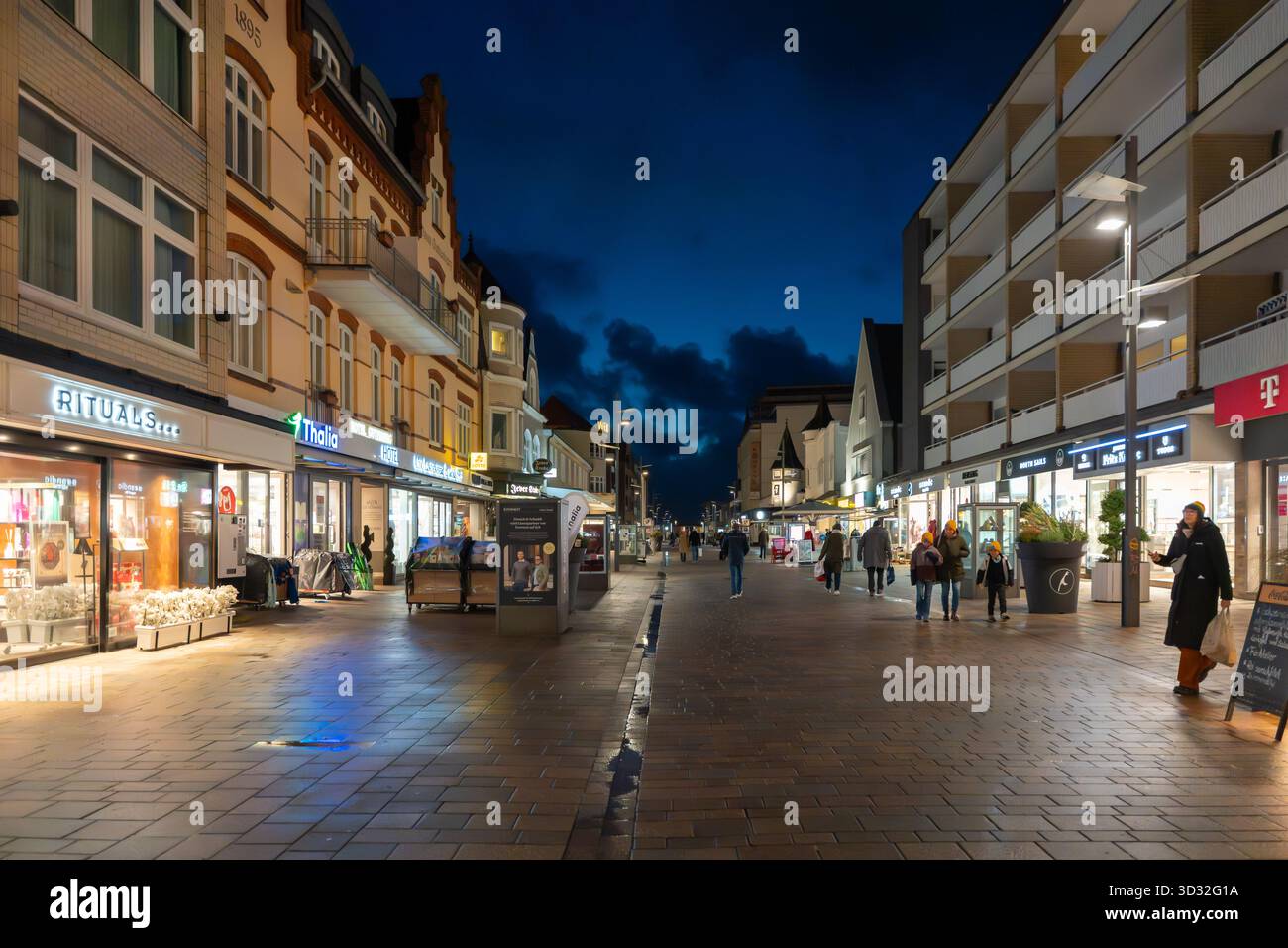 Deutschland Sylt 27. Oktober 2025. Eine moderne Fußgängerzone mit Geschäften wie Rituals und Thalia. Nachtkäufer genießen die helle, saubere Atmosphäre. Stockfoto