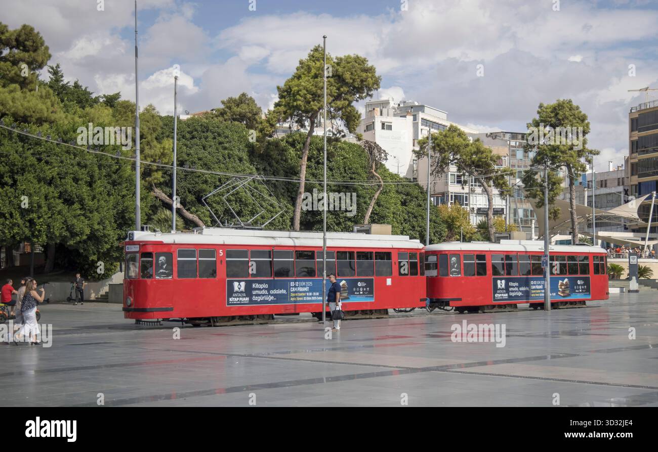 Historische rote Straßenbahn in antalya an der Mittelmeerküste der türkei Stockfoto