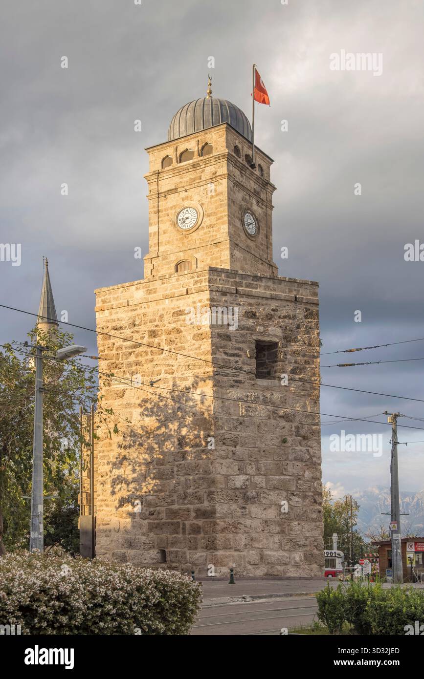 uhrturm in der Altstadt von antalya an der Mittelmeerküste der türkei Stockfoto