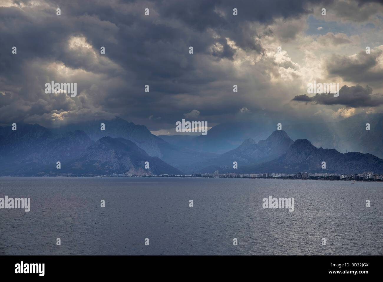 Sturm über antalya an der türkischen Mittelmeerküste Stockfoto
