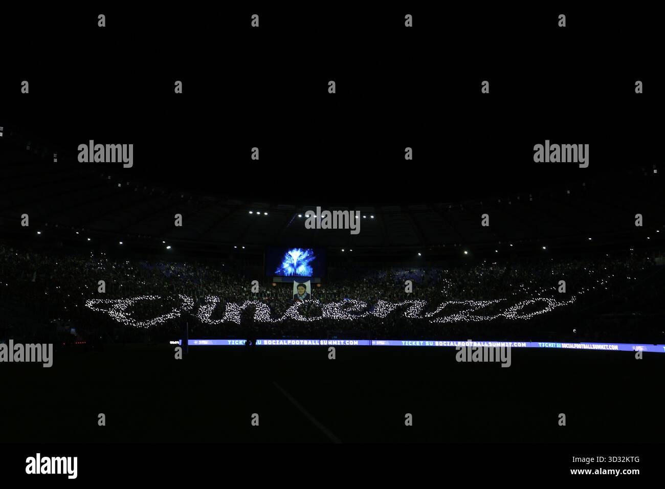 Rom, Italien. November 2025. Die Choreografie mit den Lichtern der Lazio-Fans widmet sich Vincenzo Paparelli, einem Fan, der am 28. Oktober 1979 im Olympiastadion vor dem 10. Spieltag der Serie A Enilive 2025-2026 zwischen SS Lazio gegen Cagliari Calcio im Olympiastadion getötet wurde. Endergebnis Lazio 2: 0 Cagliari (Foto: Marco Iacobucci/SOPA Images/SIPA USA) Credit: SIPA USA/Alamy Live News Stockfoto