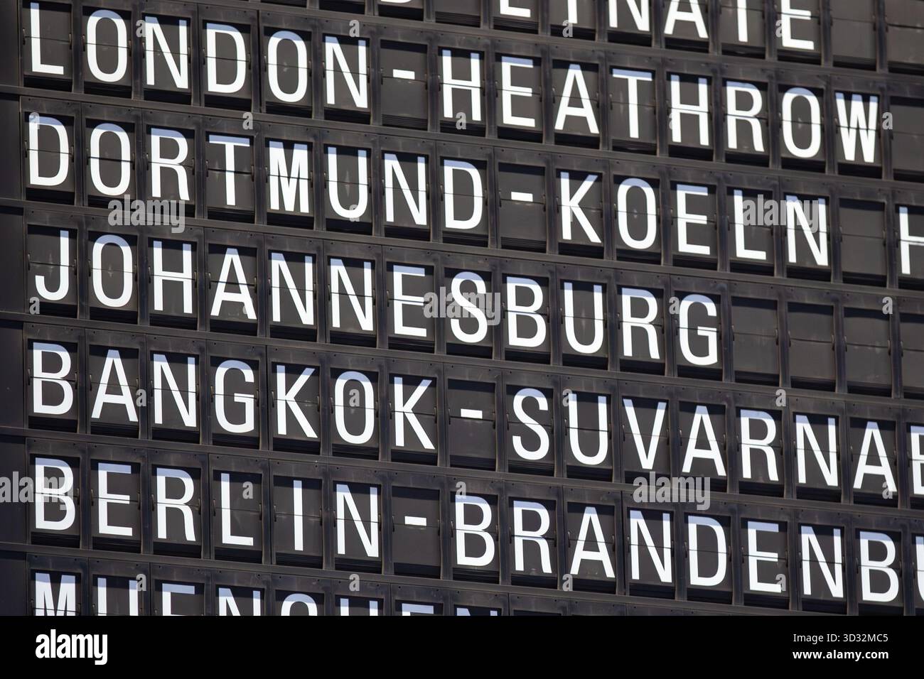 Split-Flap-Fahrplantabelle am Flughafen Stockfoto