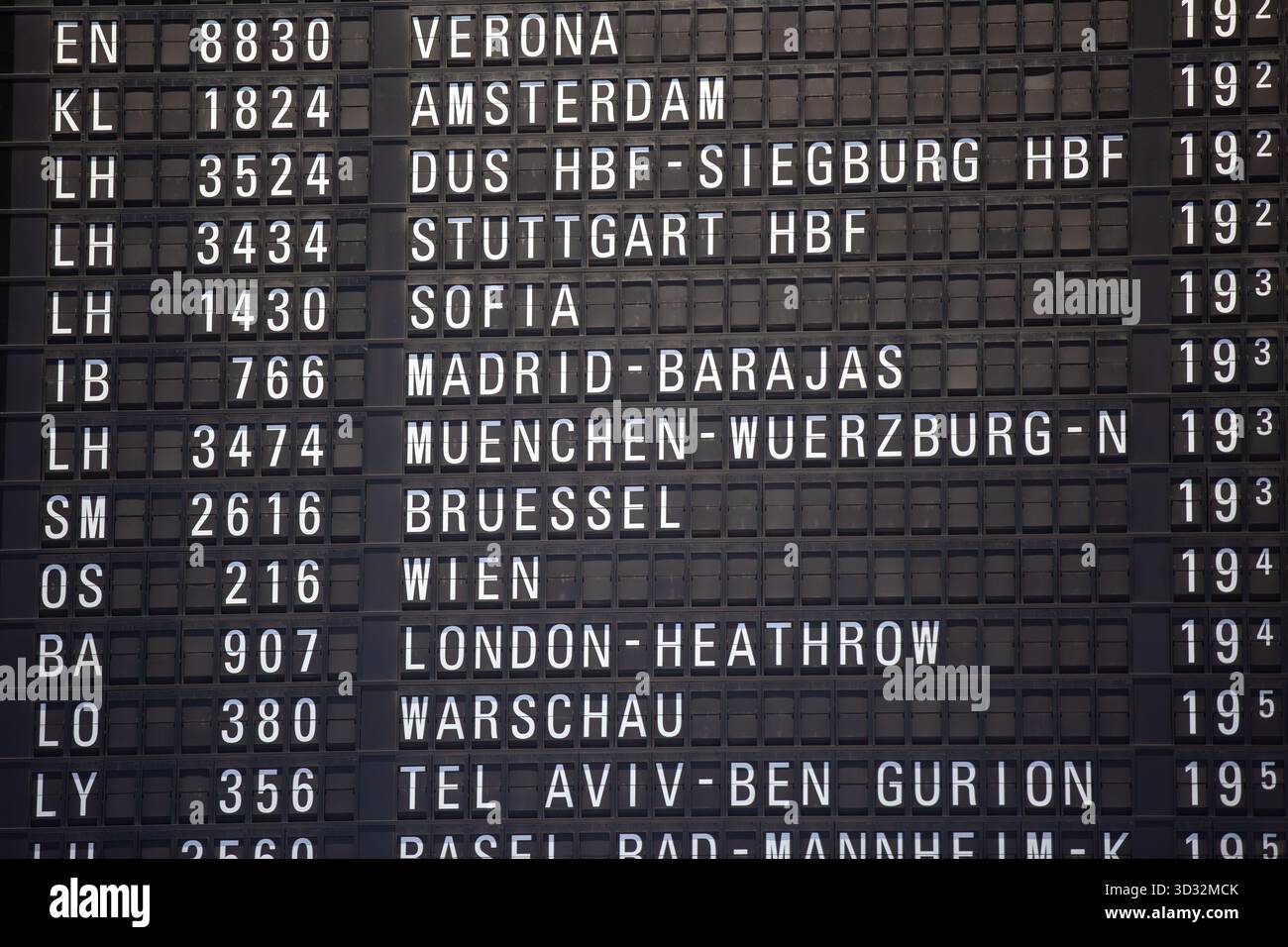 Split-Flap-Fahrplantabelle am Flughafen Stockfoto