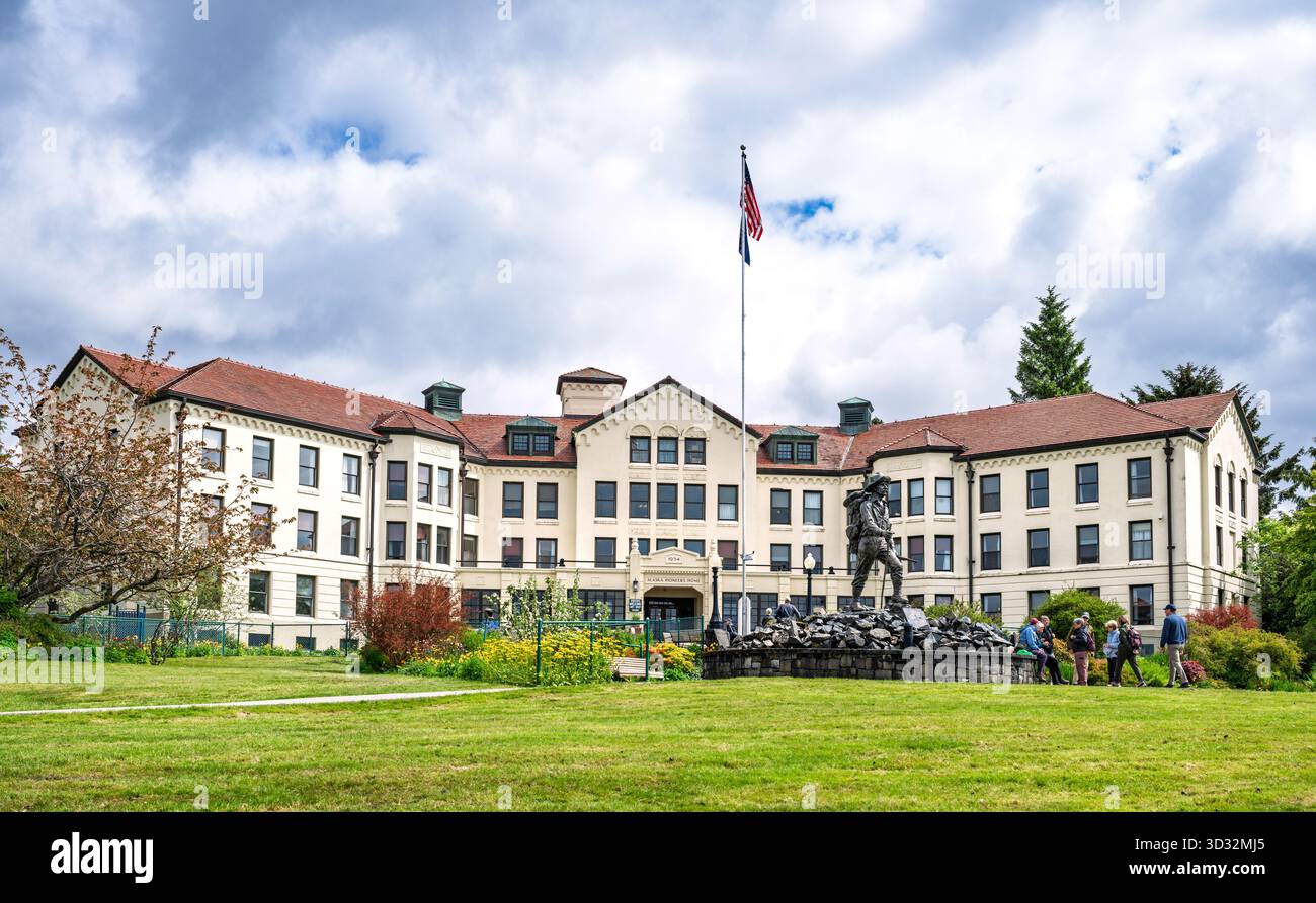 Die Statue des Prospektors und das Sitka Pioneer Home, ein Wohnheim auf dem Gelände einer Gruppe russischer Kasernen aus den 1800er Jahren Sitka, Alaska, USA. Stockfoto
