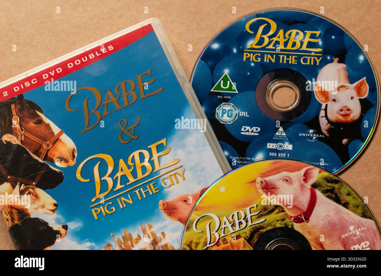 DVD-Discs „Babe“ und „Babe: Pig in the City“ mit Einband, isoliert auf hellem, leerem Hintergrund. Stockfoto