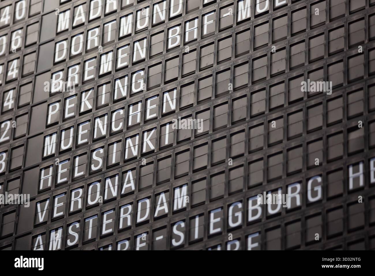 Split-Flap-Fahrplantabelle am Flughafen Stockfoto