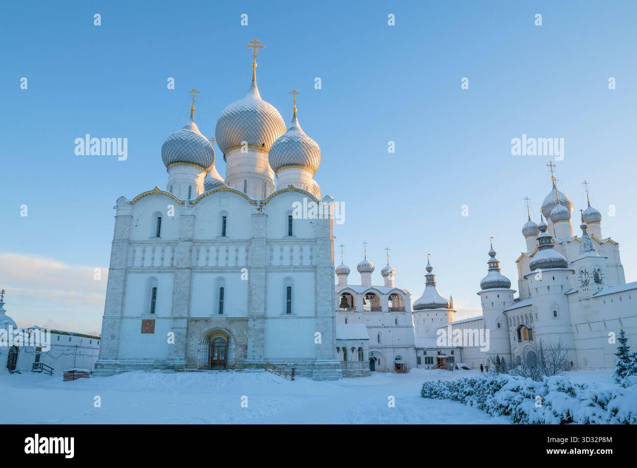 Kathedrale der Himmelfahrt der Heiligen Jungfrau Maria im Rostower Kreml an einem Januarmorgen. Rostow der große, Jaroslawl-Region. Goldener Ring von Stockfoto