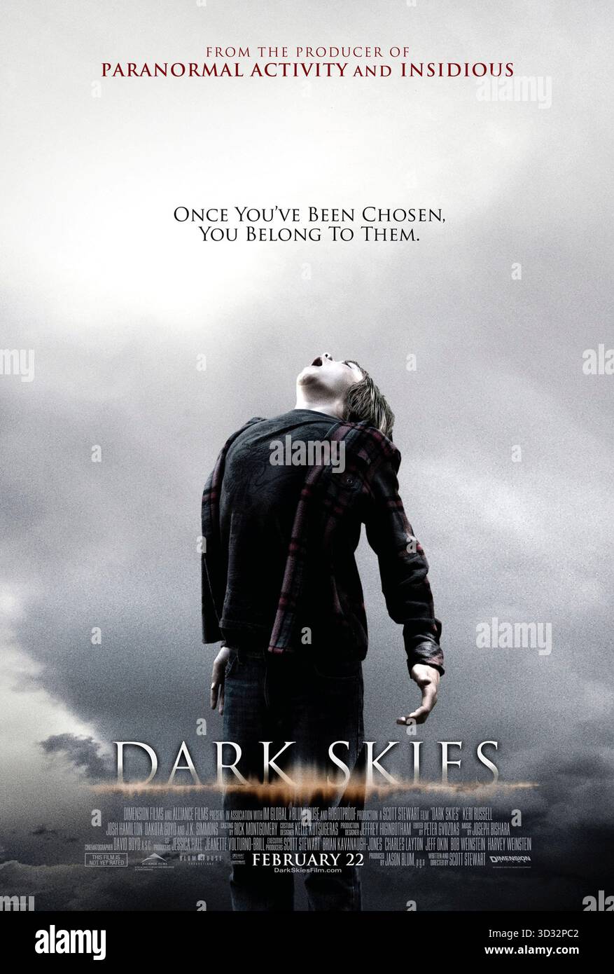 Dark Skies (2013) von Scott Stewart mit Keri Russell, Josh Hamilton und Dakota Goyo. Eine Vorstadtfamilie kämpft mit finsteren außerirdischen Kräften, die in ihr Haus eindringen und ihren Sohn bedrohen. US-Poster NUR FÜR REDAKTIONELLE ZWECKE. Quelle: BFA/Dimension Folien Stockfoto