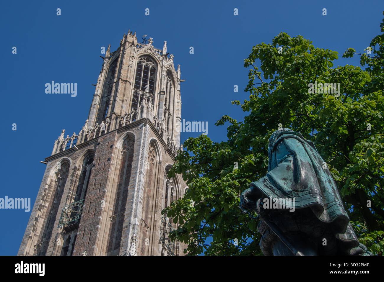 Die Rückseite der Statue „Jan van Nassau“ mit dem Turm des St. Martin-Doms in Utrecht Stockfoto