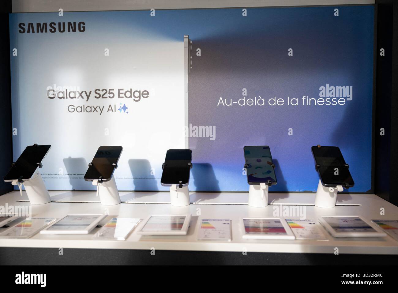 Dieses Foto ist eine Illustration, die Samsung-Telefone in einem Telefonladen mit einer Werbung für Samsung S25 EDGE und Galaxy AI zeigt. Während der Einführung der Freebox durch den Telefon- und Internetanbieter (Operateur) Free am Dienstag, den 4. November 2025, wird eine limitierte Ausgabe der Stranger Things Freebox Ultra verfügbar sein, um die 5. Und letzte Staffel des globalen Phänomens zu feiern. Zur Erinnerung: Am 27. November 2025 ist es auf Netflix im Place de la Republique Free Store erhältlich. Foto: Alexis Jumeau/ABACAPRESS.COM Stockfoto