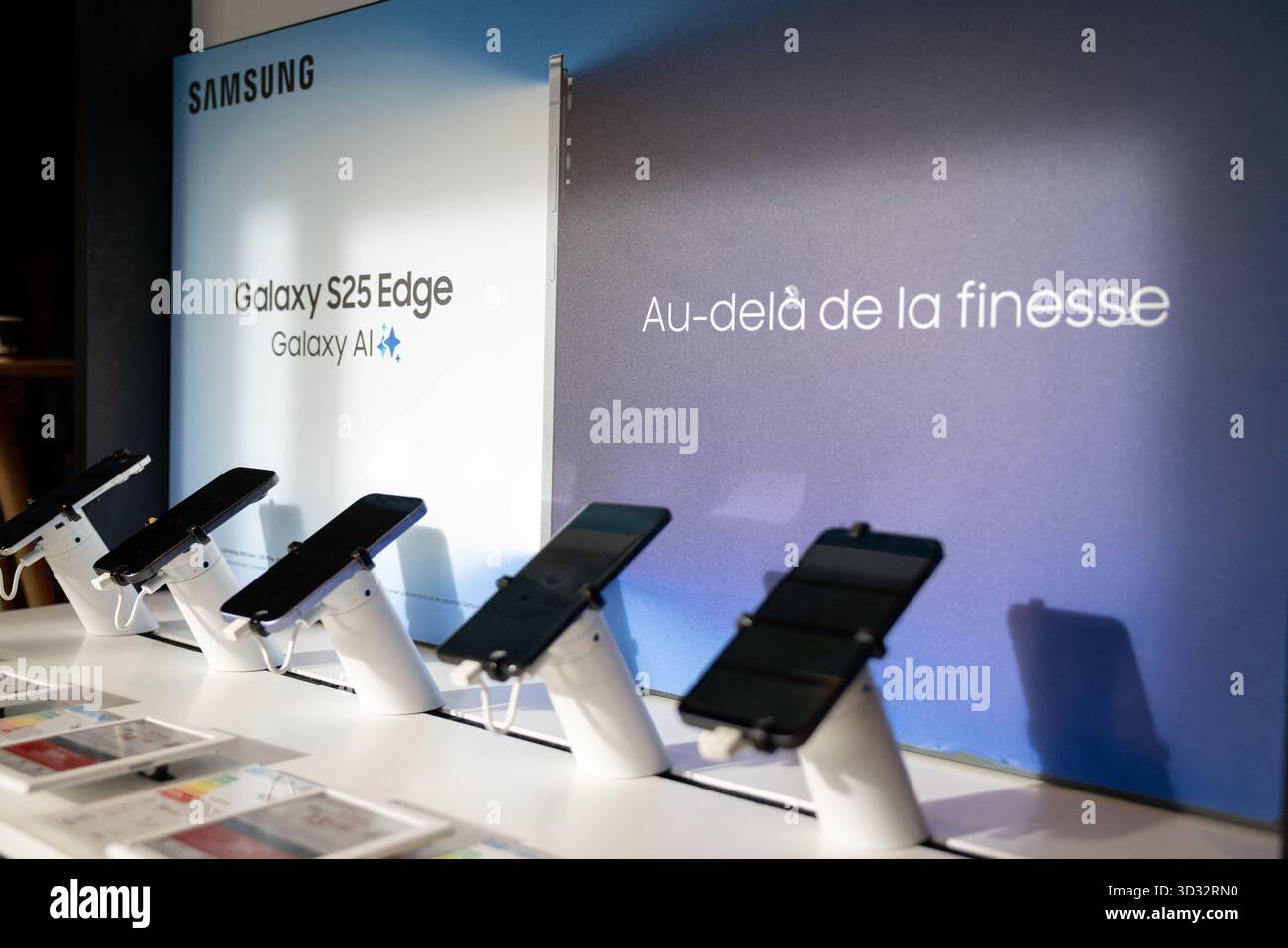 Dieses Foto ist eine Illustration, die Samsung-Telefone in einem Telefonladen mit einer Werbung für Samsung S25 EDGE und Galaxy AI zeigt. Während der Einführung der Freebox durch den Telefon- und Internetanbieter (Operateur) Free am Dienstag, den 4. November 2025, wird eine limitierte Ausgabe der Stranger Things Freebox Ultra verfügbar sein, um die 5. Und letzte Staffel des globalen Phänomens zu feiern. Zur Erinnerung: Am 27. November 2025 ist es auf Netflix im Place de la Republique Free Store erhältlich. Foto: Alexis Jumeau/ABACAPRESS.COM Stockfoto