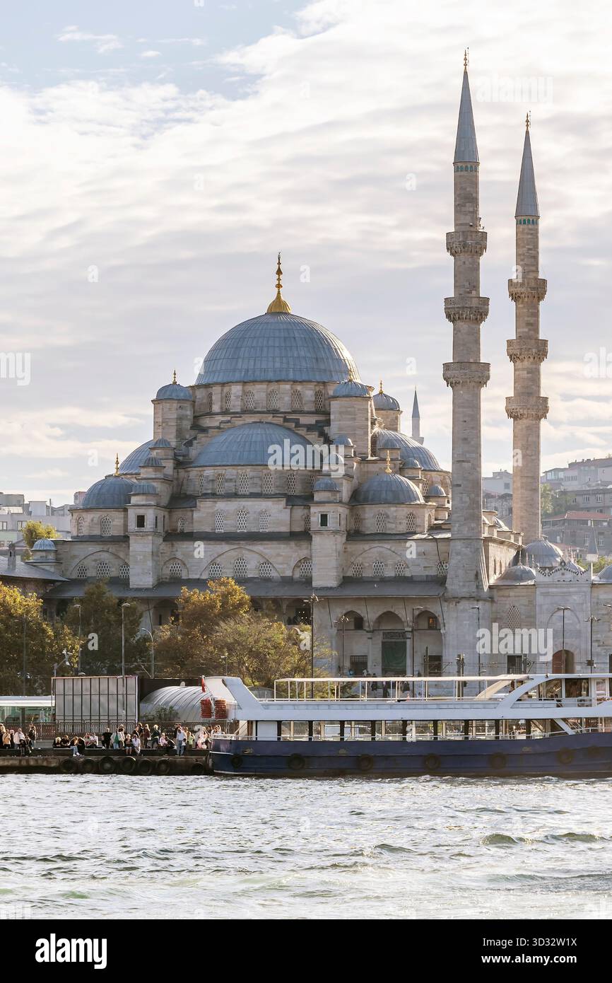 Yeni Cami Moschee vom Meer aus gesehen, Istanbul, Türkiye Stockfoto