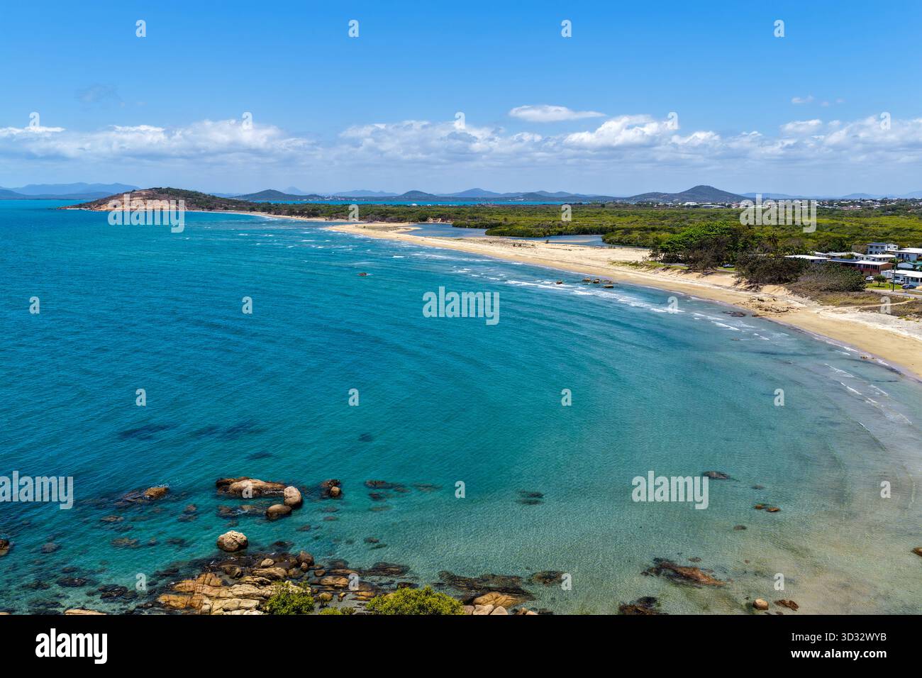 Ein Blick aus der Vogelperspektive auf die Rose Bay in Bowen, Queensland, zeigt eine atemberaubende tropische Küste mit türkisfarbenem Wasser, goldenem Sand und felsigen Landzungen. Stockfoto