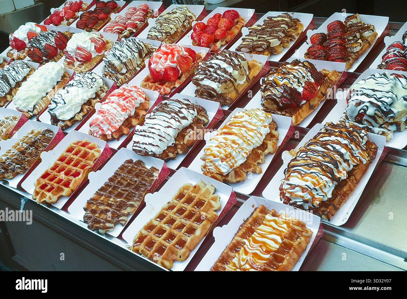 Auswahl an belgischen Waffeln mit verschiedenen Belägen in einem Geschäft in Brüssel, Belgien Stockfoto
