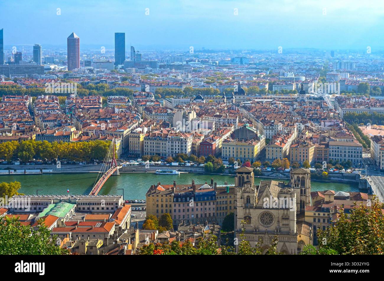 Panoramablick auf Lyon mit traditioneller Architektur an sonnigen Tagen in Frankreich Stockfoto