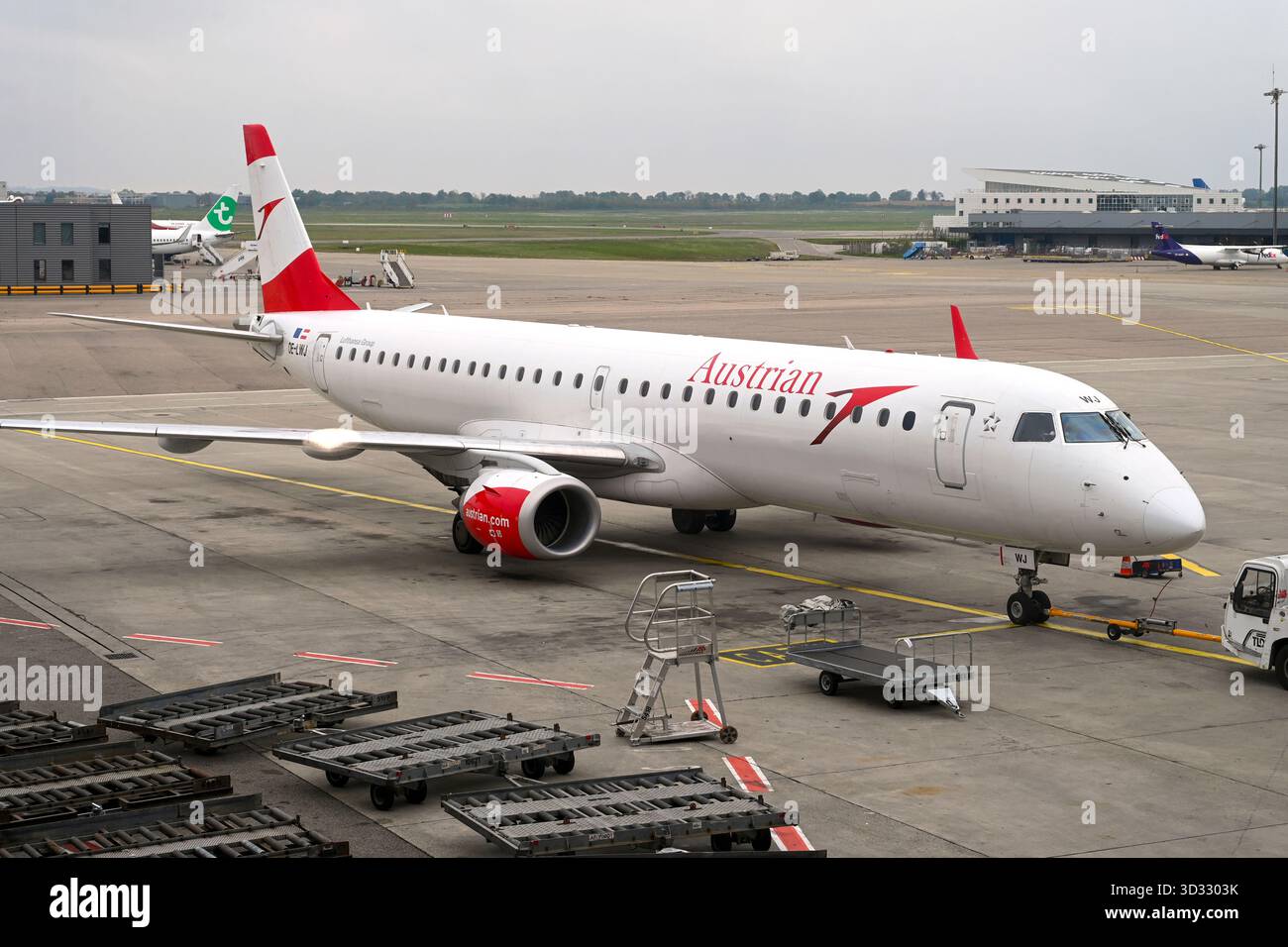 LYON - 14. Oktober: Embraer E195 mit Austrian Airlines Lackierung am Flughafen Lyon am 14,2025. Oktober in Frankreich Stockfoto