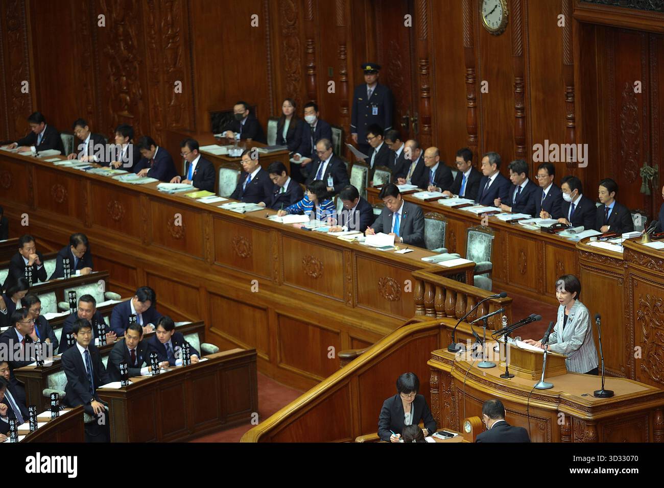 Premierminister Sanae Takaichi, Fragen von Parteiführern, Repräsentantenhaus -JPN- 4. November 2025, Tokio, Repräsentantenhaus - Premierminister Sanae Takaichi beantwortet Fragen von Vertretern jeder Partei. Die parlamentarische Debatte beginnt. Tokio Japan Copyright: XKazukixOISHIx Stockfoto