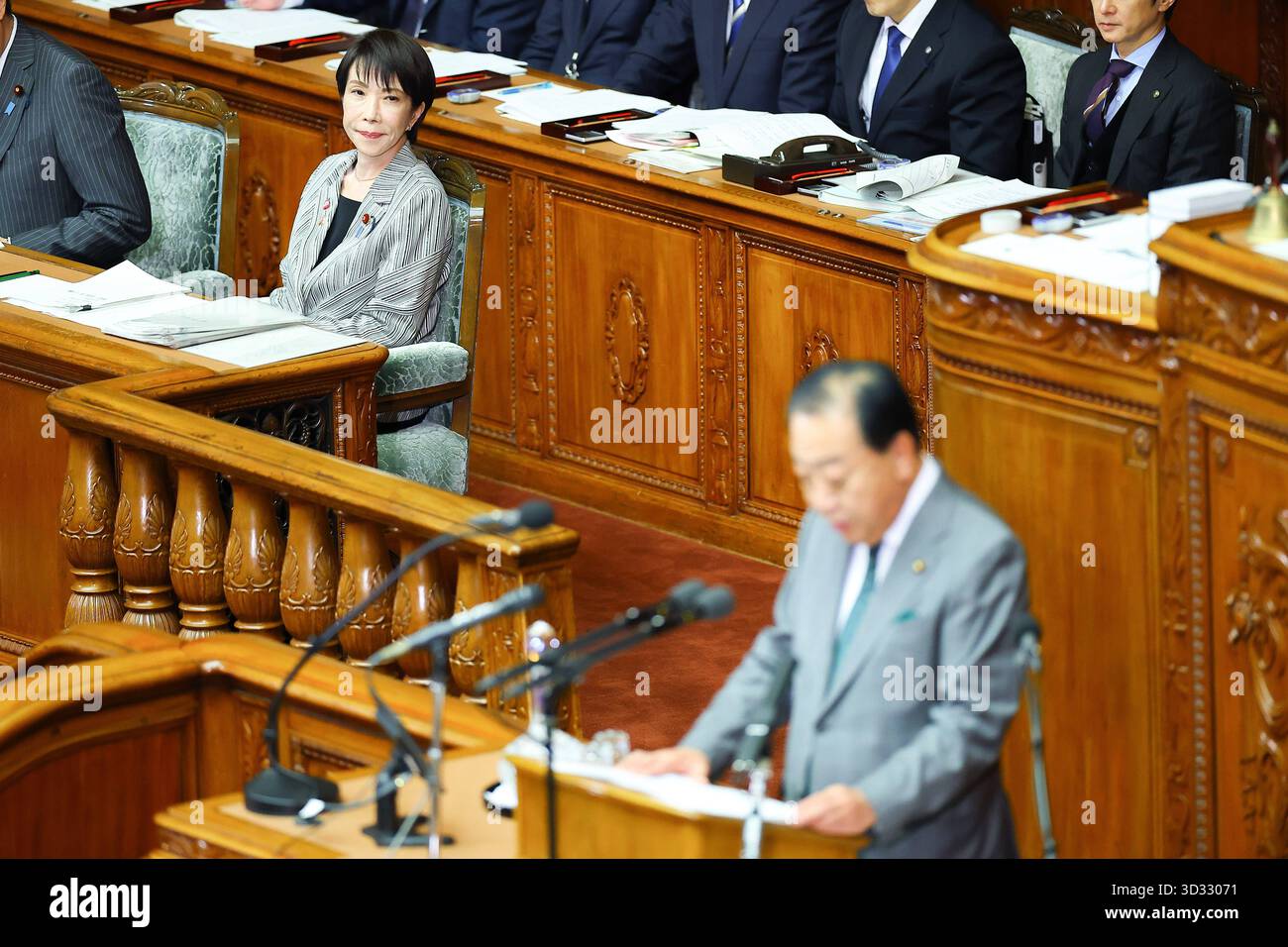 Premierminister Sanae Takaichi, Fragen von Parteiführern, Repräsentantenhaus -JPN- 4. November 2025, Tokio, Repräsentantenhaus - Premierminister Sanae TakaichiL schaut zu und hört eine Fragerede von Yoshihiko Noda, dem Vorsitzenden der oppositionellen konstitutionellen Demokratischen Partei Japans, zu. Tokio Japan Copyright: XKazukixOISHIx Stockfoto