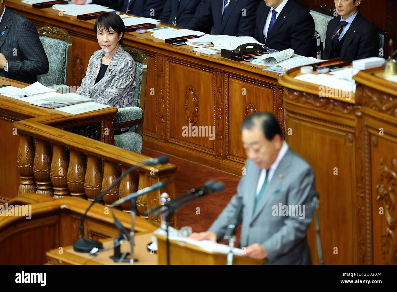 Premierminister Sanae Takaichi, Fragen von Parteiführern, Repräsentantenhaus -JPN- 4. November 2025, Tokio, Repräsentantenhaus - Premierminister Sanae TakaichiL schaut zu und hört eine Fragerede von Yoshihiko Noda, dem Vorsitzenden der oppositionellen konstitutionellen Demokratischen Partei Japans, zu. Tokio Japan Copyright: XKazukixOISHIx Stockfoto