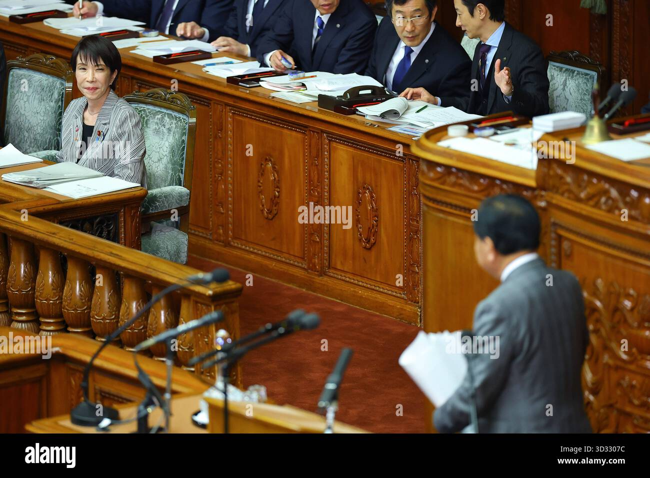 Premierminister Sanae Takaichi, Fragen von Parteiführern, Repräsentantenhaus -JPN- 4. November 2025, Tokio, Repräsentantenhaus - Premierminister Sanae TakaichiL schaut zu und hört eine Fragerede von Yoshihiko Noda, dem Vorsitzenden der oppositionellen konstitutionellen Demokratischen Partei Japans, zu. Tokio Japan Copyright: XKazukixOISHIx Stockfoto