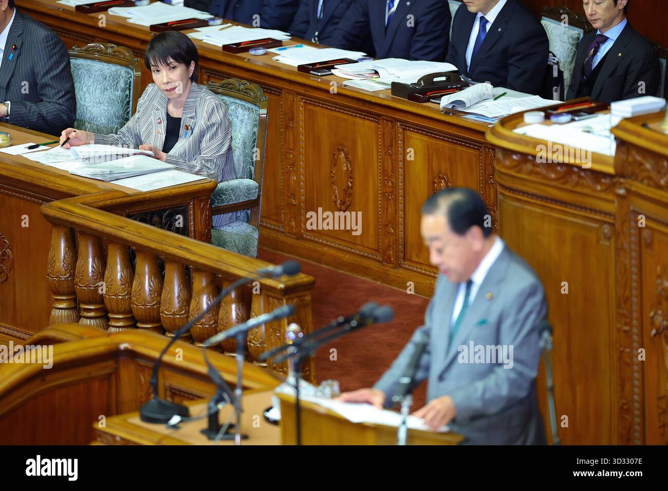 Premierminister Sanae Takaichi, Fragen von Parteiführern, Repräsentantenhaus -JPN- 4. November 2025, Tokio, Repräsentantenhaus - Premierminister Sanae TakaichiL schaut zu und hört eine Fragerede von Yoshihiko Noda, dem Vorsitzenden der oppositionellen konstitutionellen Demokratischen Partei Japans, zu. Tokio Japan Copyright: XKazukixOISHIx Stockfoto