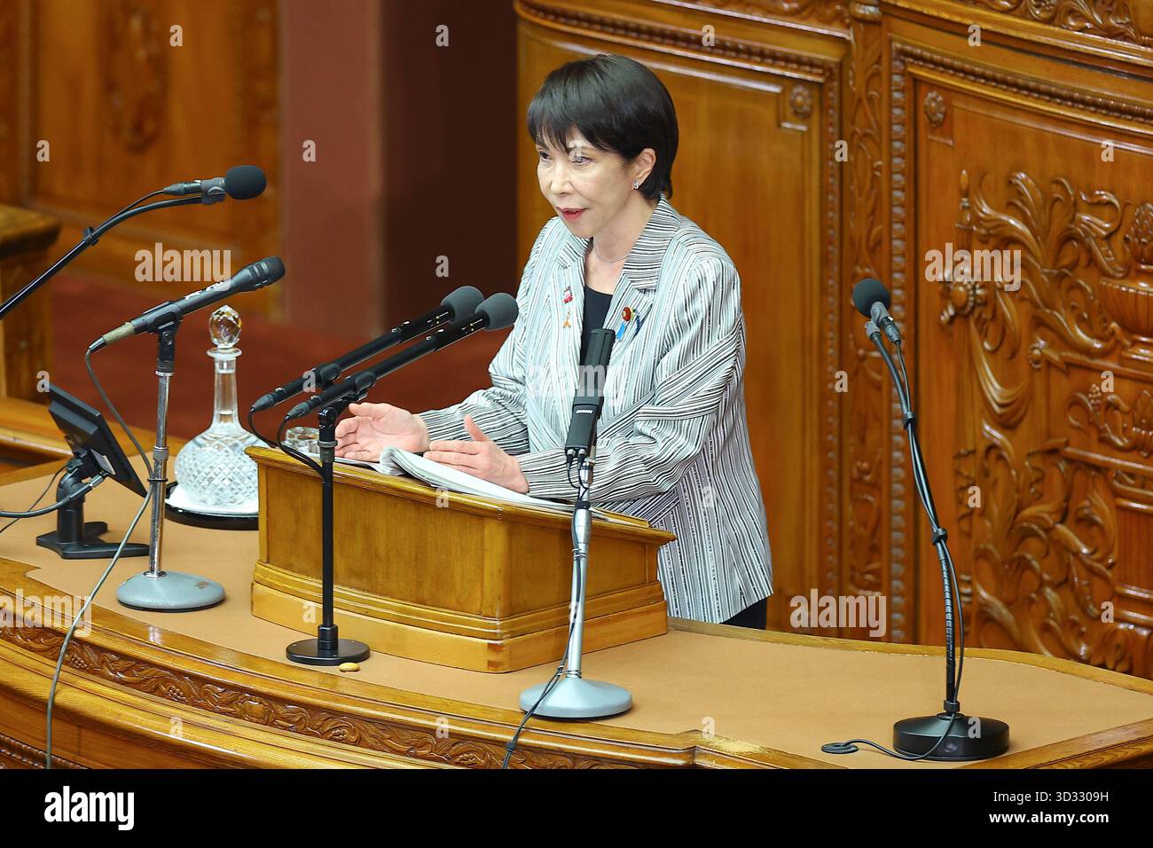 Premierminister Sanae Takaichi, Fragen von Parteiführern, Repräsentantenhaus -JPN- 4. November 2025, Tokio, Repräsentantenhaus - Premierminister Sanae Takaichi beantwortet Fragen von Vertretern jeder Partei. Die parlamentarische Debatte beginnt. Tokio Japan Copyright: XKazukixOISHIx Stockfoto