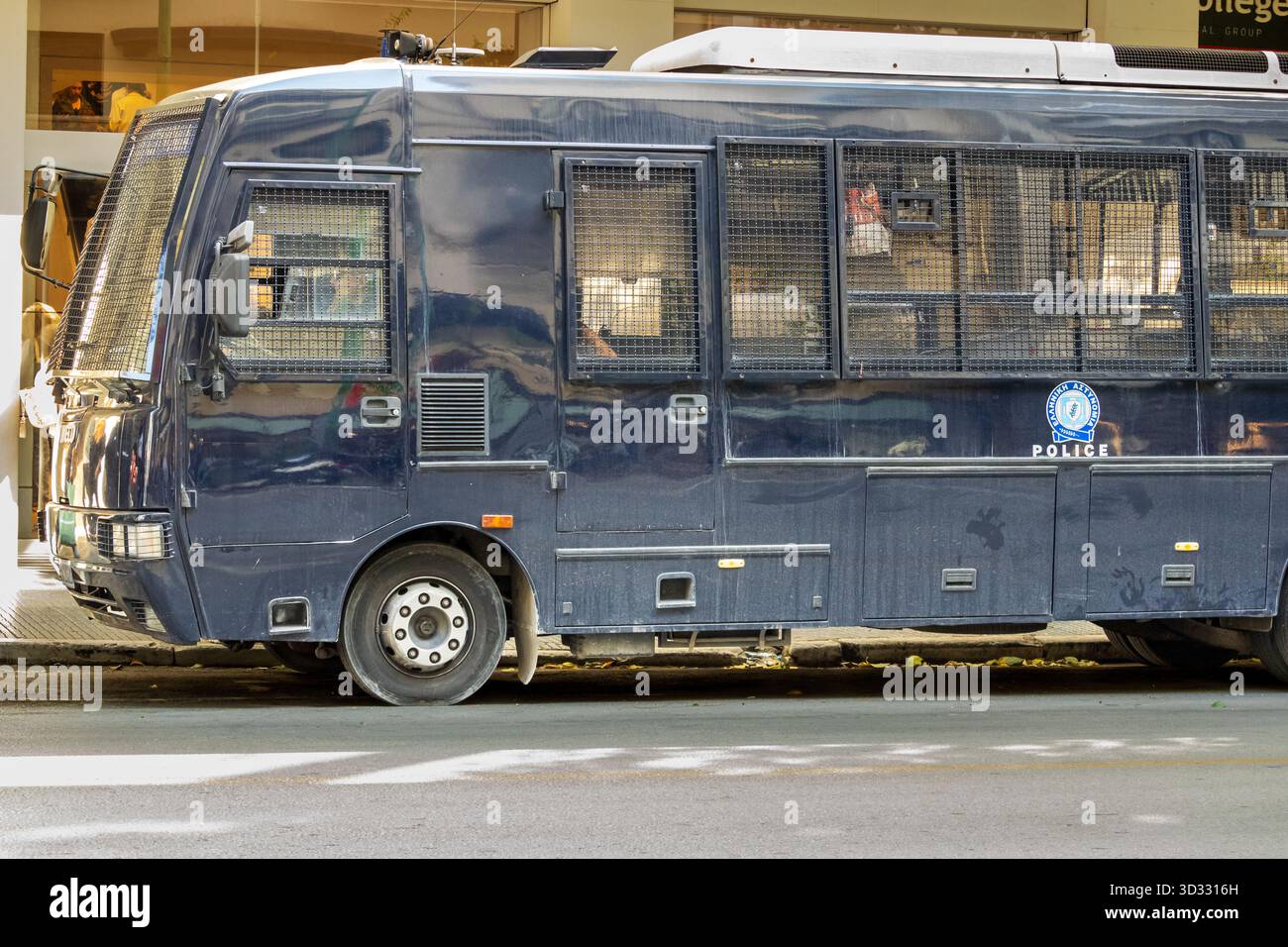Thessaloniki, Griechenland 11. Oktober 2025, dunkelblaues Polizeifahrzeug parkt auf der Stadtstraße in thessaloniki Stockfoto