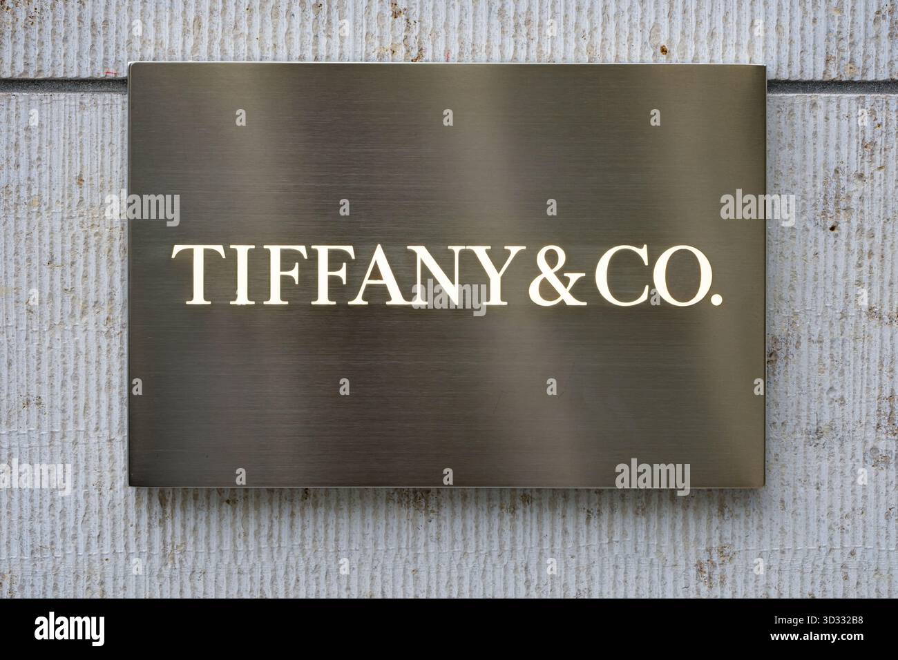 Tiffany and Co. Luxus-Markenlogo auf der Außenseite eines Geschäfts Stockfoto