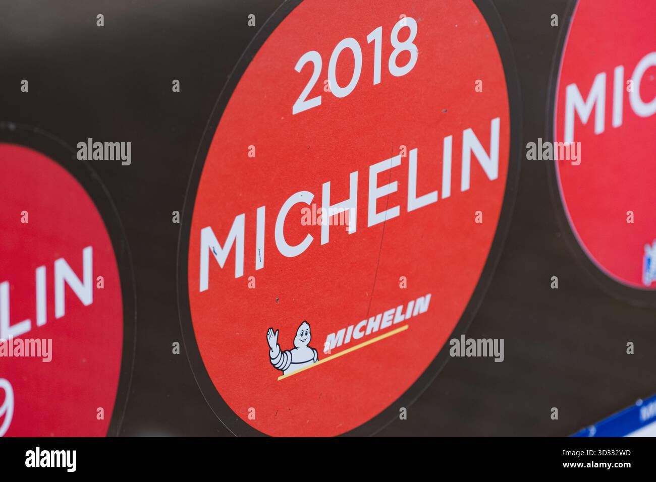 Mehrere Aufkleber mit dem Michelin-Restaurant auf einem Glasfenster am Eingang des Restaurants Stockfoto