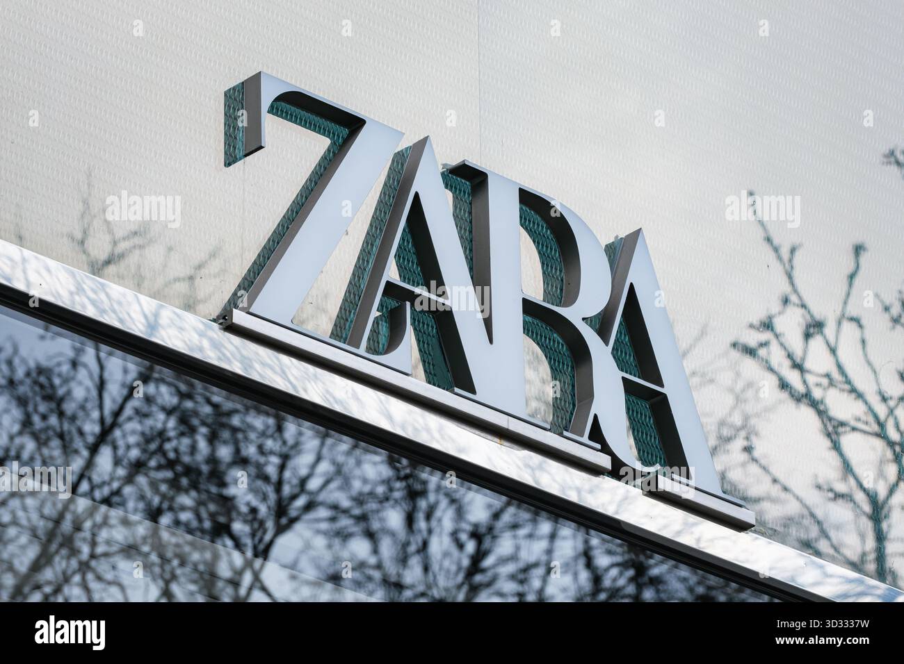 Markenlogo für Bekleidung und Accessoires von Zara auf der Außenseite eines Geschäfts Stockfoto