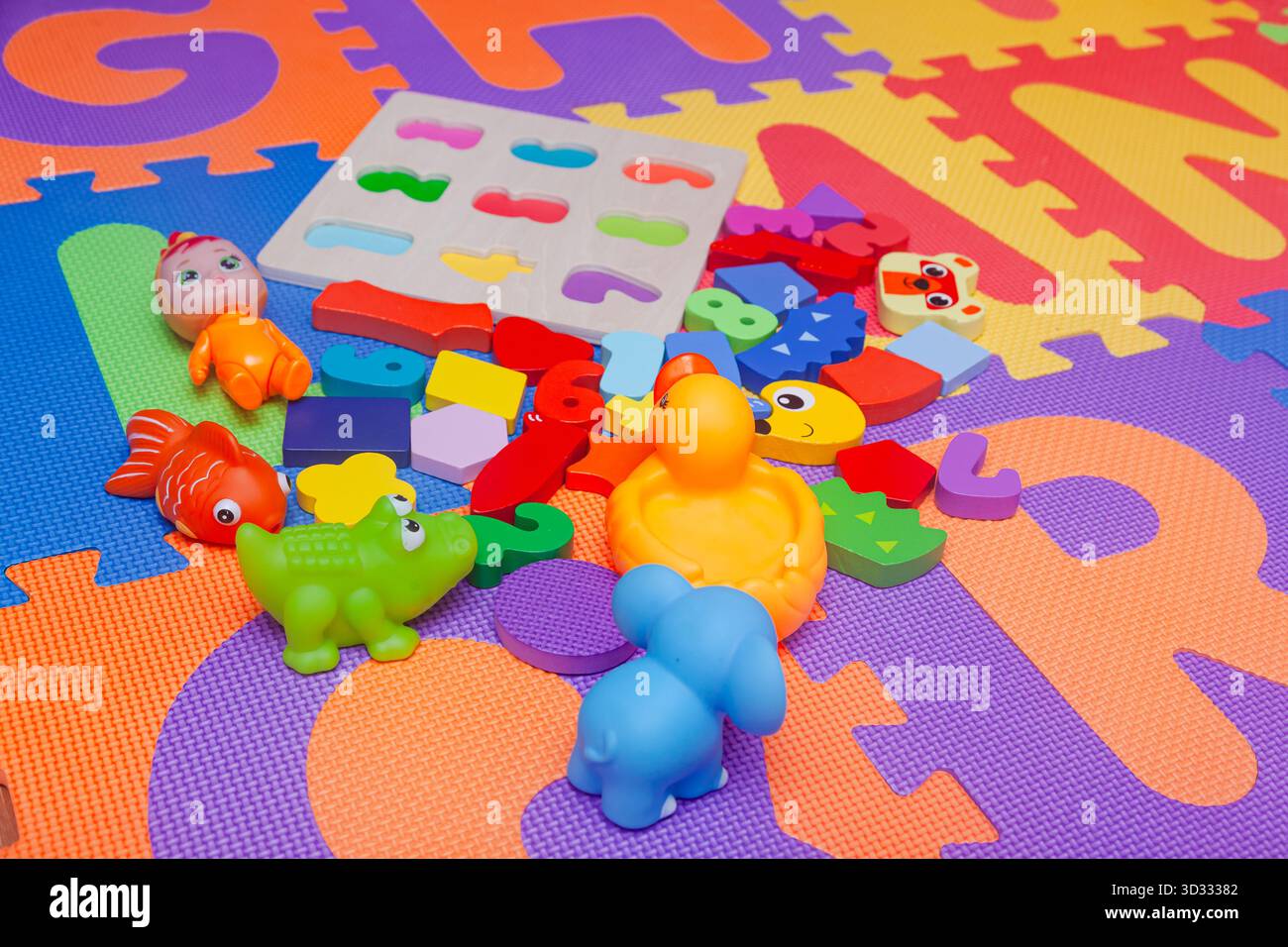 Lernspielzeug für Kinder auf einer Spielmatte. Stockfoto