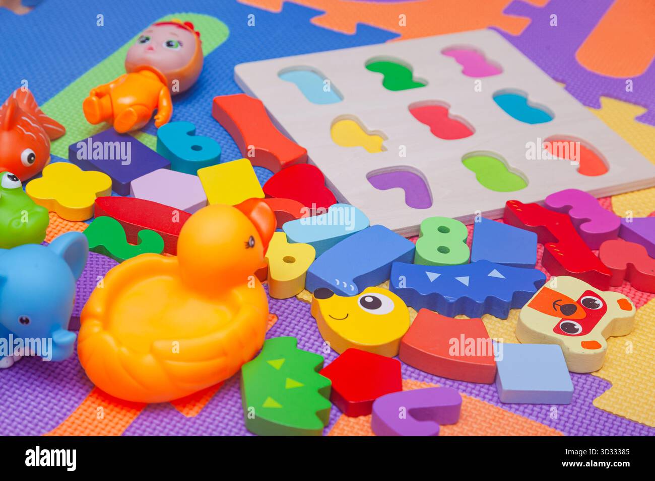 Lernspielzeug für Kinder auf einer Spielmatte. Stockfoto