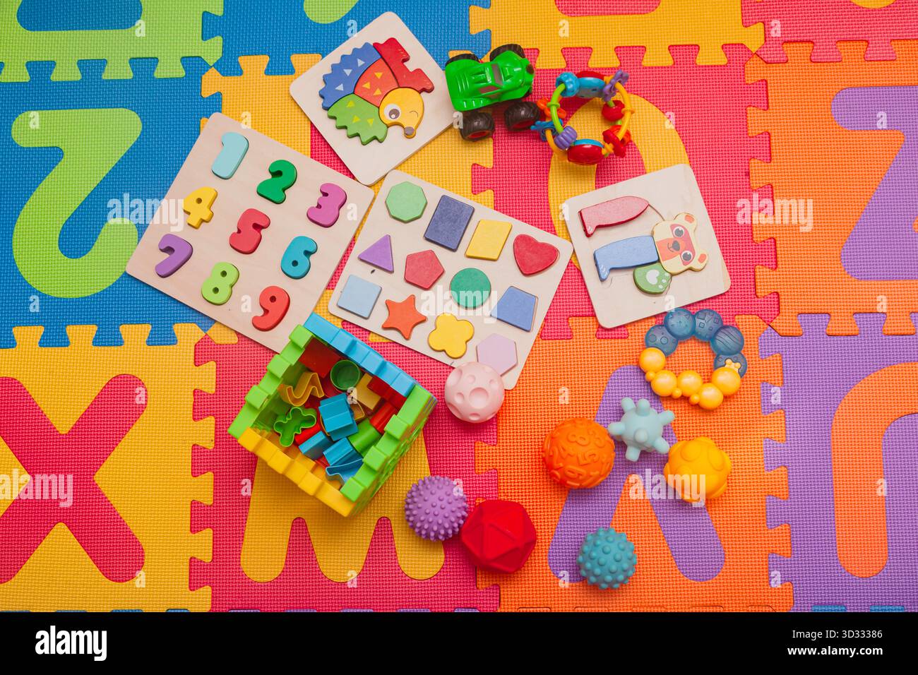 Lernspielzeug für Kinder auf einer Spielmatte. Stockfoto