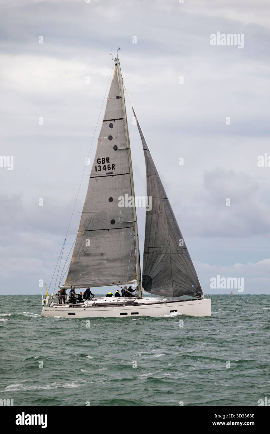 Nigel Bolton und seine Crew in ihrer Grand Soleil 46 Segelyacht machen sich auf den Weg zum Beginn des jährlichen Isle of Wight Round the Island Race Stockfoto