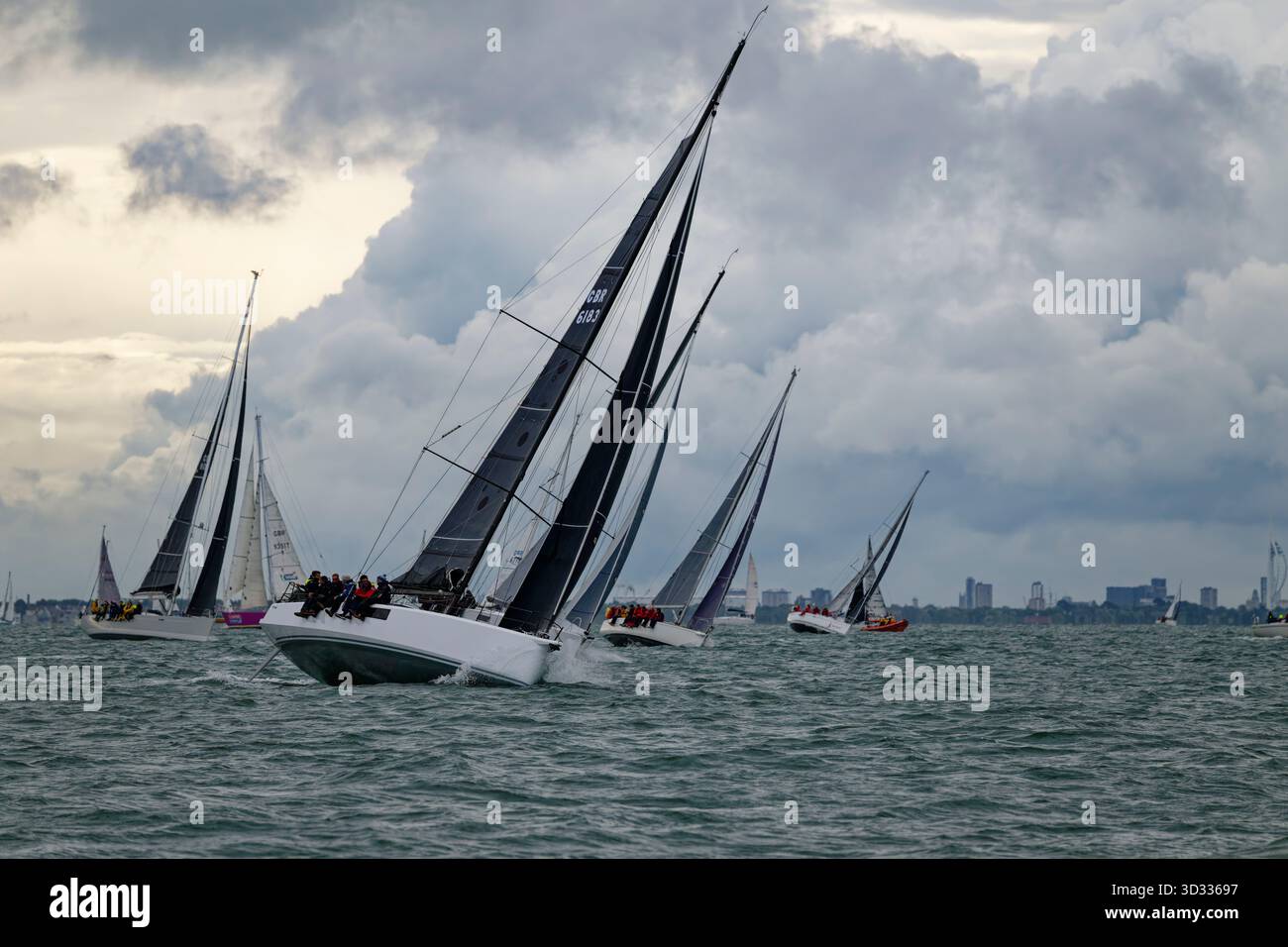 In den frühen Stadien des Isle of Wight Round the Island Race findet jedes Jahr ein enger Wettkampf mit den Einrumpfern statt. Stockfoto
