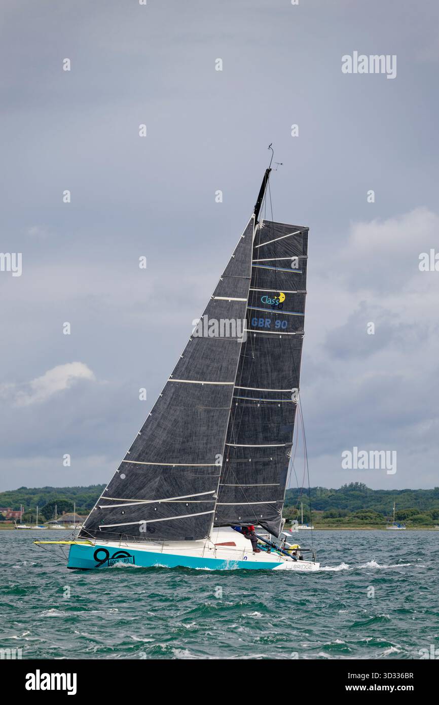 Rock’N’Roll eine Class 40, die während der frühen Etappen des Isle of Wight Round the Island Race auf der Solent in Südengland gute Fortschritte machte Stockfoto