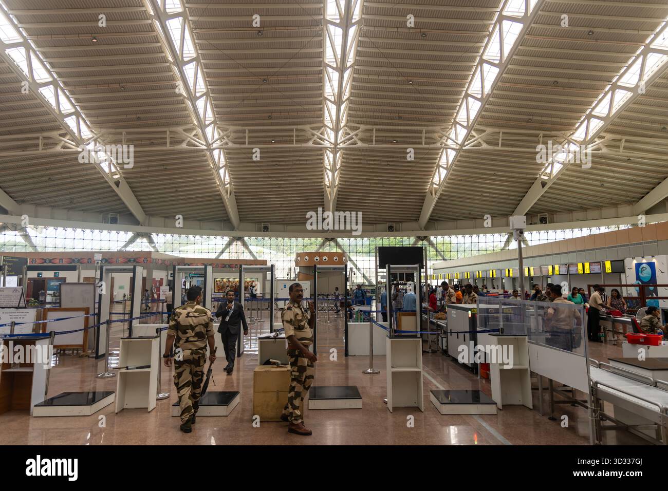 Das Bild des Sicherheitspersonals, das den Passagierkontrollbereich innerhalb des befahrenen Flughafens patrouilliert, wurde am Veer Savarkar International Airport Port Blair in Andaman aufgenommen Stockfoto