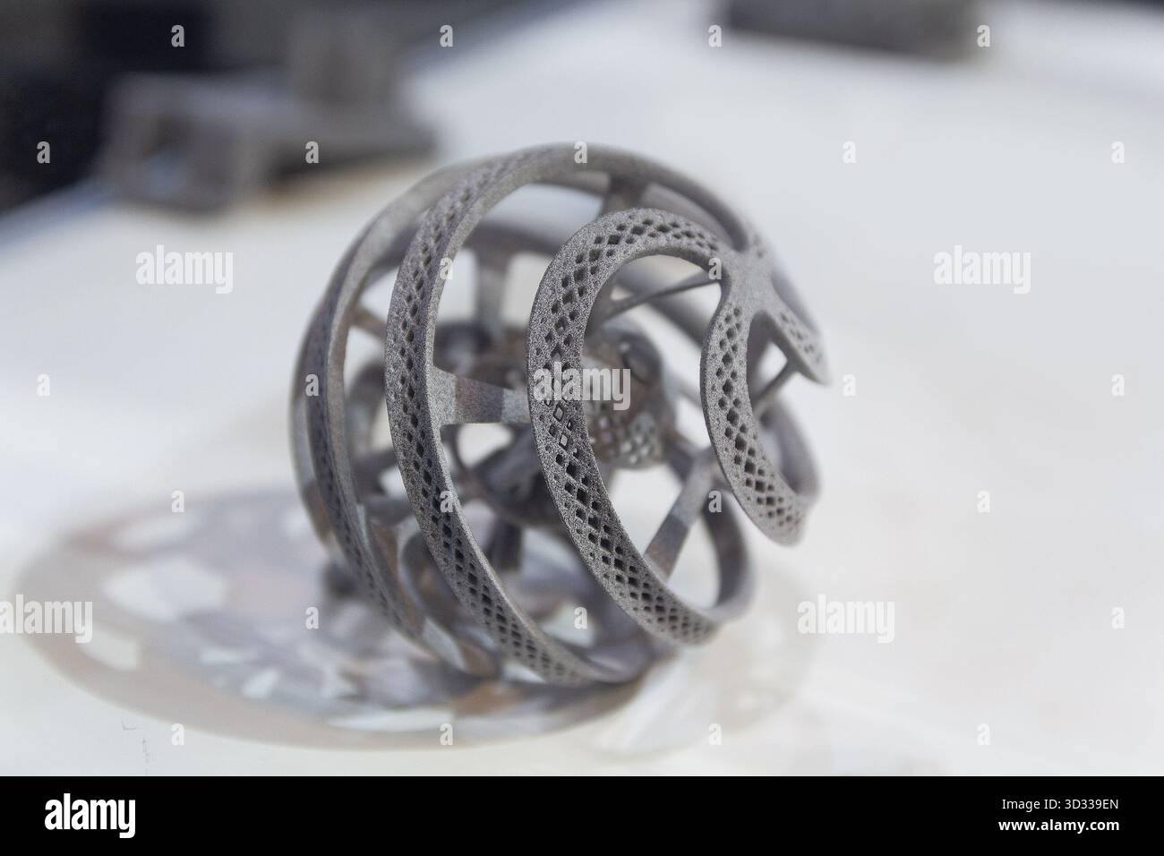 Muster, das durch Drucken eines 3D-Druckers aus einem Metallpulver erzeugt wird. Progressive Additive 3D-Drucktechnologie. Industrie Stockfoto