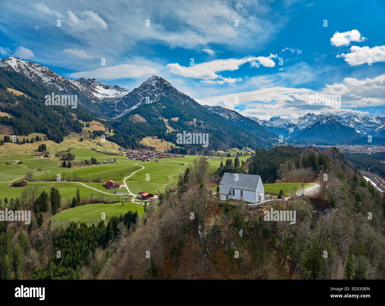 Luftaufnahme der Schöllanger Burgkirche im oberen Illertal in den Allgäuer Alpen bei Oberstdorf in Bayern Stockfoto