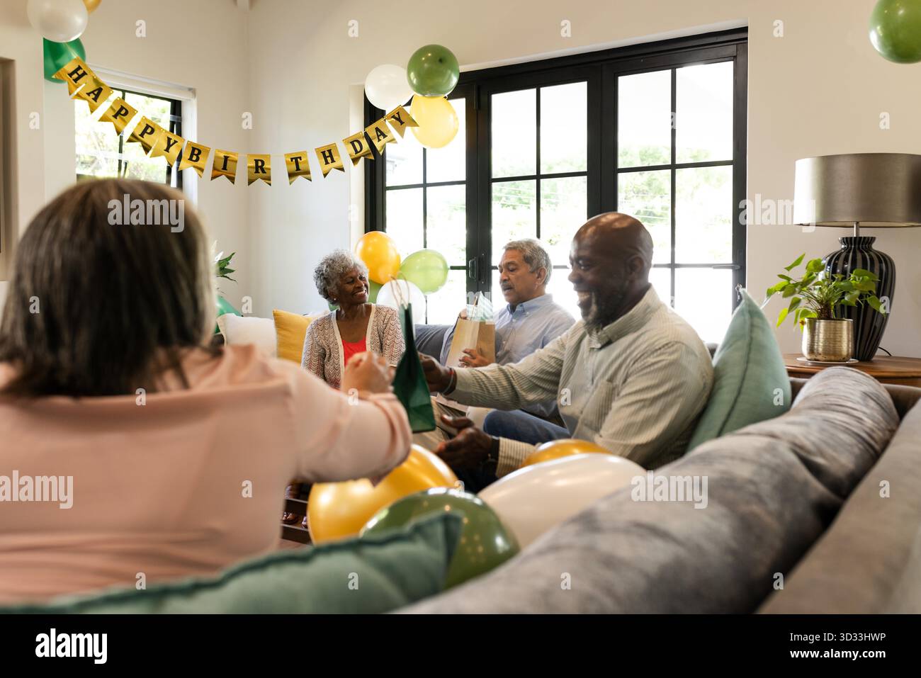 Zu Hause feiert man Geburtstag, die Gruppe genießt Drinks und lacht gemeinsam. Feiern, feiern, multikulturell, Freunde, Treffen, Happiness || Model veröffentlicht Stockfoto