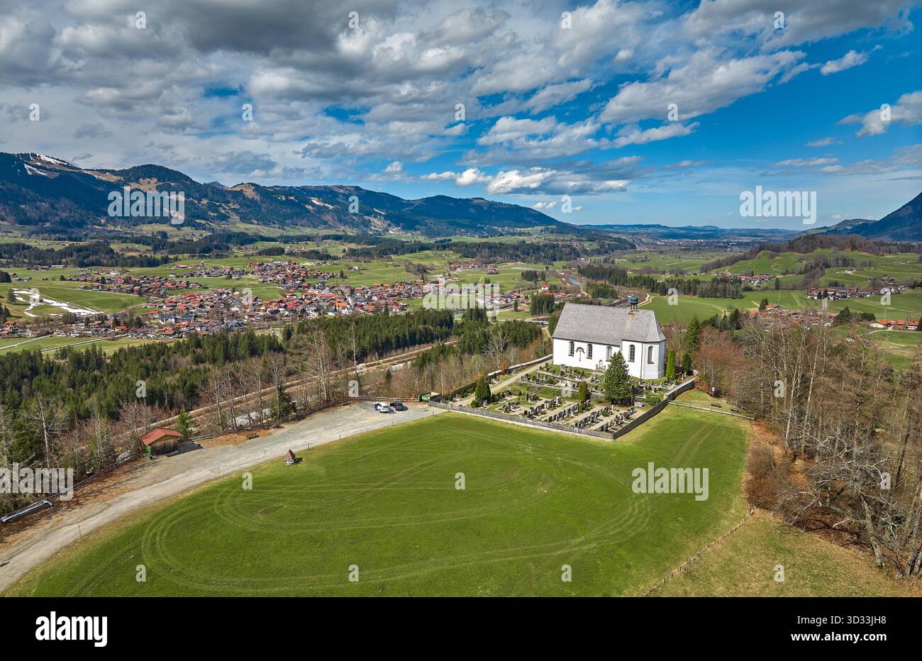 Luftaufnahme der Schöllanger Burgkirche im oberen Illertal in den Allgäuer Alpen bei Oberstdorf in Bayern Stockfoto