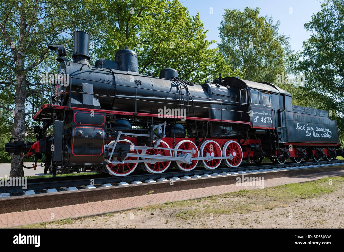 LADOGA-SEE, RUSSLAND – 5. AUGUST 2025: Die berühmte Dampflokomotive esh-4375, die während des Großen Vaterländischen Krieges auf der Straße des Lebens arbeitete. Monument Stockfoto