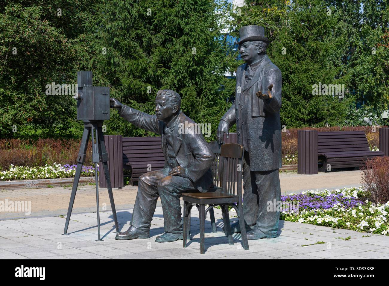 JEKATERINBURG, RUSSLAND - 22. AUGUST 2025: Denkmal für die Brüder Lumiere, die Erfinder des Kinos, an einem sonnigen Augusttag Stockfoto